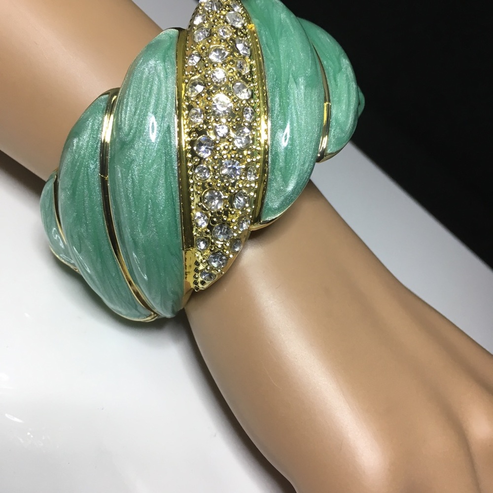 Jewelry - Picture 5 of 7